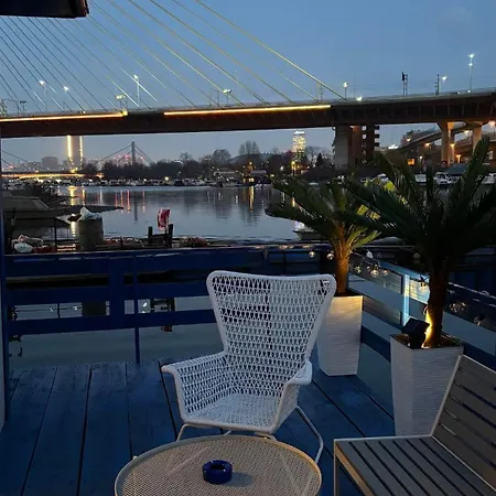 Oh, Mon Bateau! No Running Water, Bez Tekuce Vode