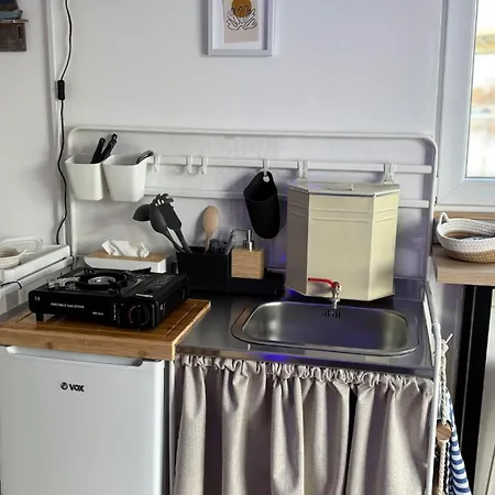 Oh, Mon Bateau! No Running Water, Bez Tekuce Vode *