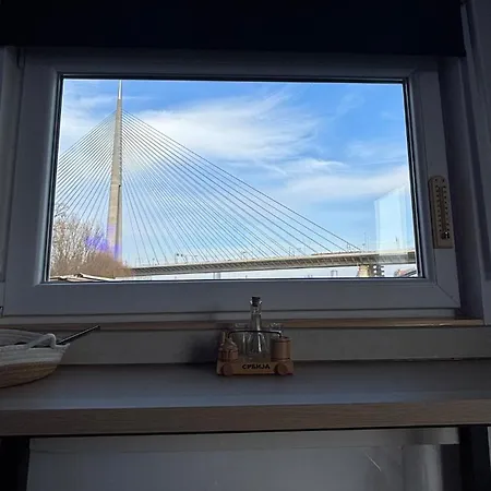 Oh, Mon Bateau! No Running Water, Bez Tekuce Vode Chalet