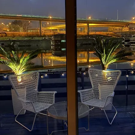 Chalet Oh, Mon Bateau! No Running Water, Bez Tekuce Vode