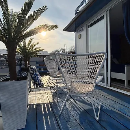 Oh, Mon Bateau! No Running Water, Bez Tekuce Vode בקתה