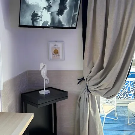 Oh, Mon Bateau! No Running Water, Bez Tekuce Vode *