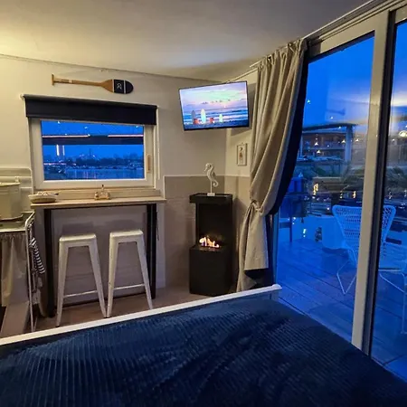 Oh, Mon Bateau! No Running Water, Bez Tekuce Vode *