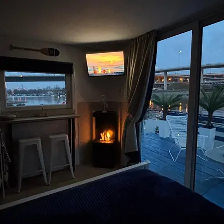 Oh, Mon Bateau! No Running Water, Bez Tekuce Vode Chalet