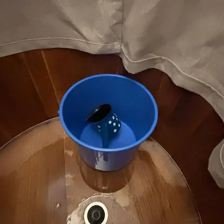 Oh, Mon Bateau! No Running Water, Bez Tekuce Vode *