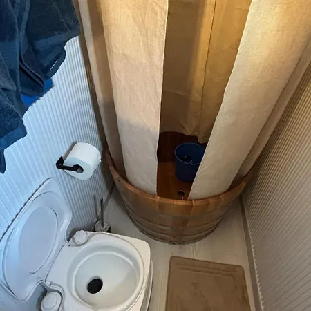 Oh, Mon Bateau! No Running Water, Bez Tekuce Vode Chalet