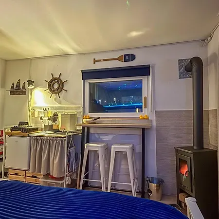 Oh, Mon Bateau! No Running Water, Bez Tekuce Vode *