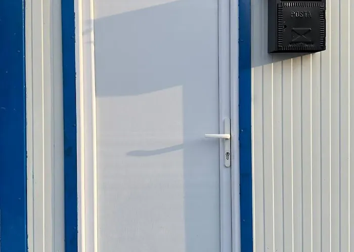 Oh, Mon Bateau! No Running Water, Bez Tekuce Vode בקתה בלגרד