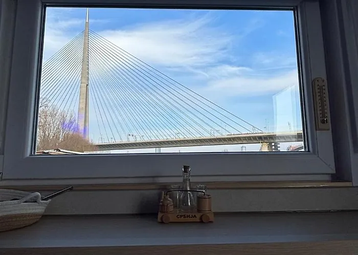 Oh, Mon Bateau! No Running Water, Bez Tekuce Vode בקתה