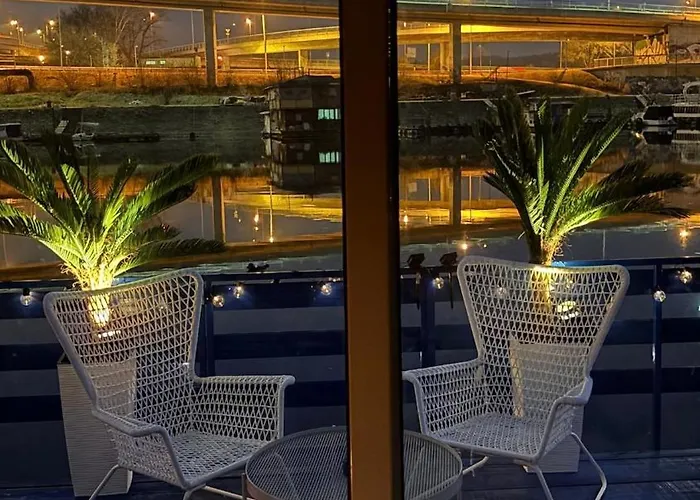 샬레 Oh, Mon Bateau! No Running Water, Bez Tekuce Vode