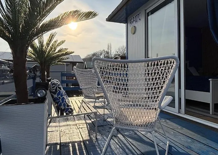 Oh, Mon Bateau! No Running Water, Bez Tekuce Vode 샬레