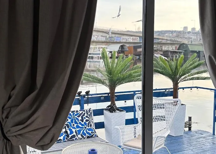 Oh, Mon Bateau! No Running Water, Bez Tekuce Vode 샬레 베오그라드