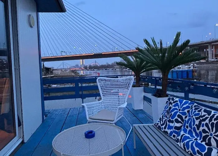 샬레 Oh, Mon Bateau! No Running Water, Bez Tekuce Vode *