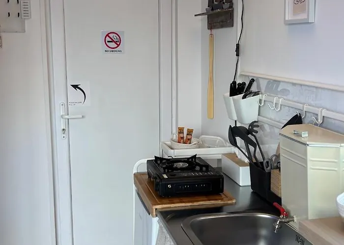 Oh, Mon Bateau! No Running Water, Bez Tekuce Vode בקתה בלגרד