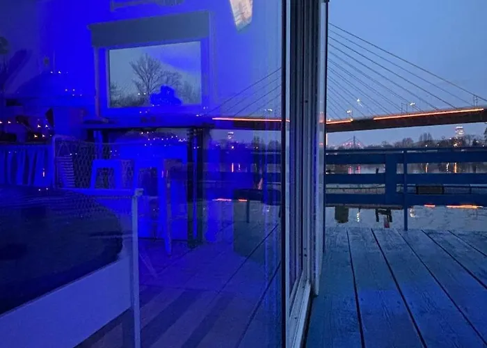 בקתה Oh, Mon Bateau! No Running Water, Bez Tekuce Vode בלגרד