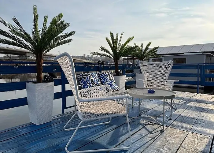 샬레 Oh, Mon Bateau! No Running Water, Bez Tekuce Vode