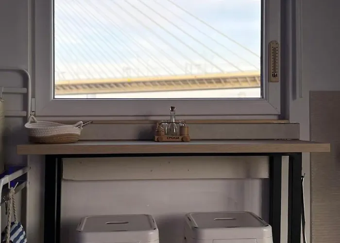 샬레 Oh, Mon Bateau! No Running Water, Bez Tekuce Vode *