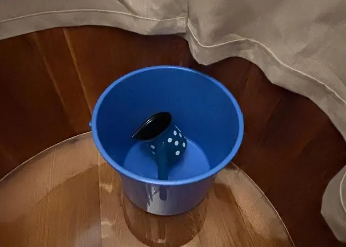 Oh, Mon Bateau! No Running Water, Bez Tekuce Vode *