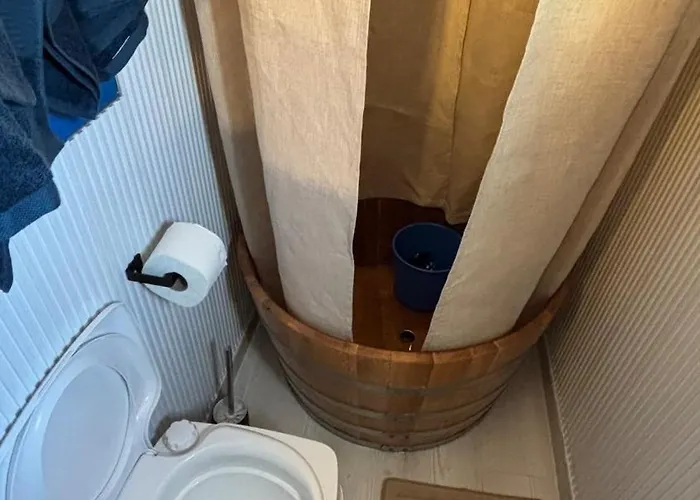 Oh, Mon Bateau! No Running Water, Bez Tekuce Vode בקתה